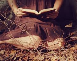 صباحك عيون أطفال داخل الطابور 
تلدّ النظر للبـاب خجله و نعسانه

تحاول تحطّ يدينها عن شعاع النور
لكن اليدين بشنطة الكتب بلشانه