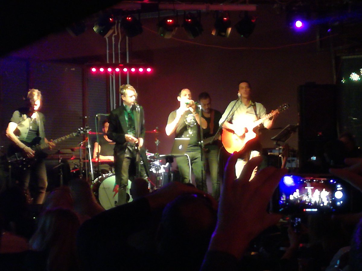 marcovittoriach's tweet photo. #Andy #Fluon dei #Bluvertigo #live #adesso a #Spoltore in #Abruzzo insieme a una #tributeband di #DavidBowie https://t.co/lwlbfhfq4u