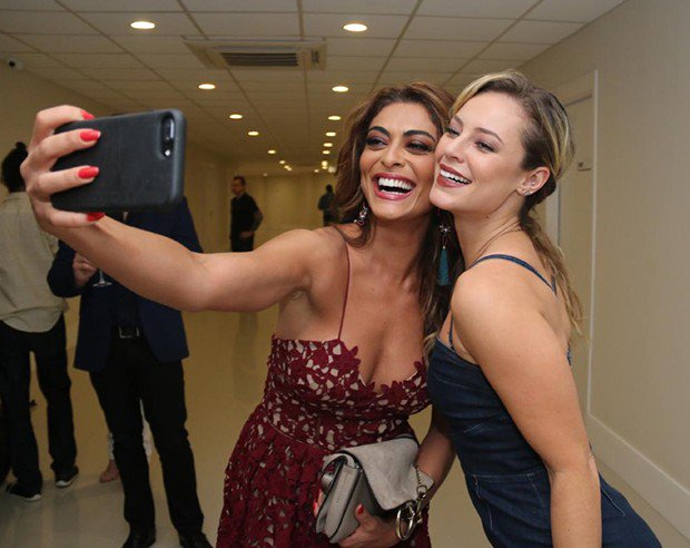 ZAMENZA's tweet photo. Juliana Paes e Paolla Oliveira se reencontraram em um evento e aproveitaram para matar as saudades de Bibi e Jeiza. Que selfie maravilhosa! #AForçaDoQuerer https://t.co/THqkq5Gb3y