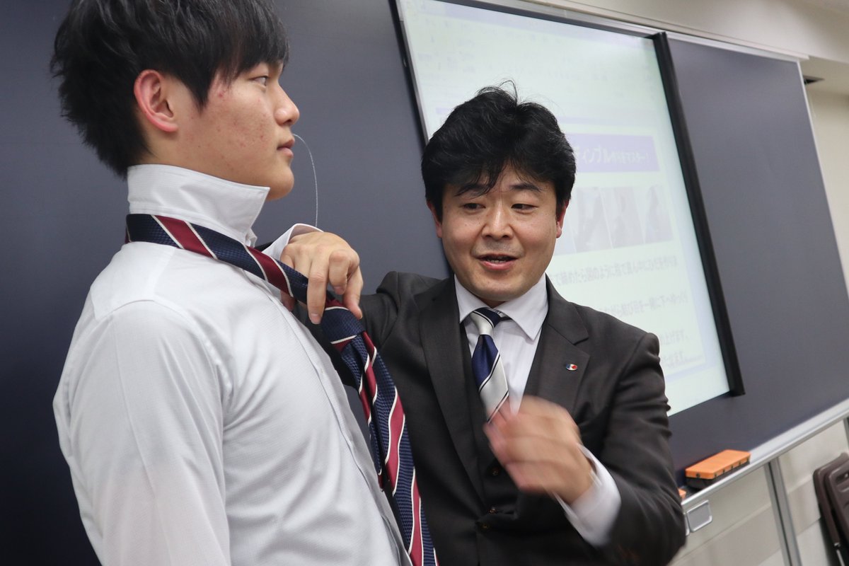 大原学園 津田沼校 公式 Ar Twitter 男子はネクタイについてのレクチャー かっこよくみえる結び方を教えてもらって みんなで一緒に練習 カメラ目線が一人いるぞ 本気になったら大原 津田沼校 ファッション セミナー ネクタイ これでりっぱなビジネス