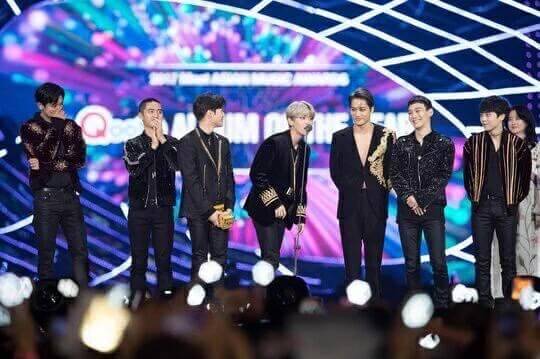 tannt24_'s tweet photo. #ARMYSUPPORTEXOL
bagaimanapun kita tetap sama-sama kpopres yg dukung BIASnya buat jadi yg terbaik 😊 #DariARMYuntukEXOL♥ https://t.co/vKwCx0TI0P