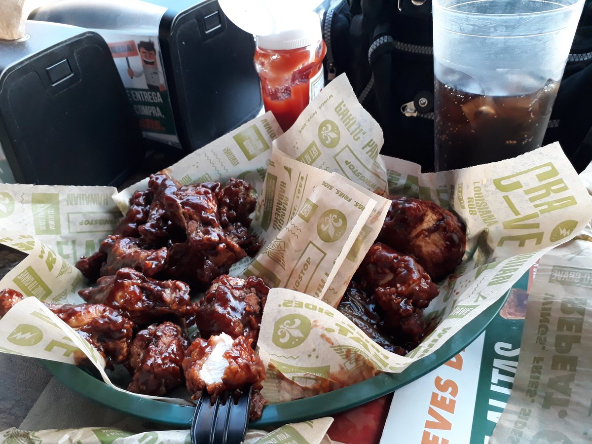 EMKEyeOfTiger's tweet photo. Tarde de alitas #wingsstop https://t.co/SyA2M2LMUU