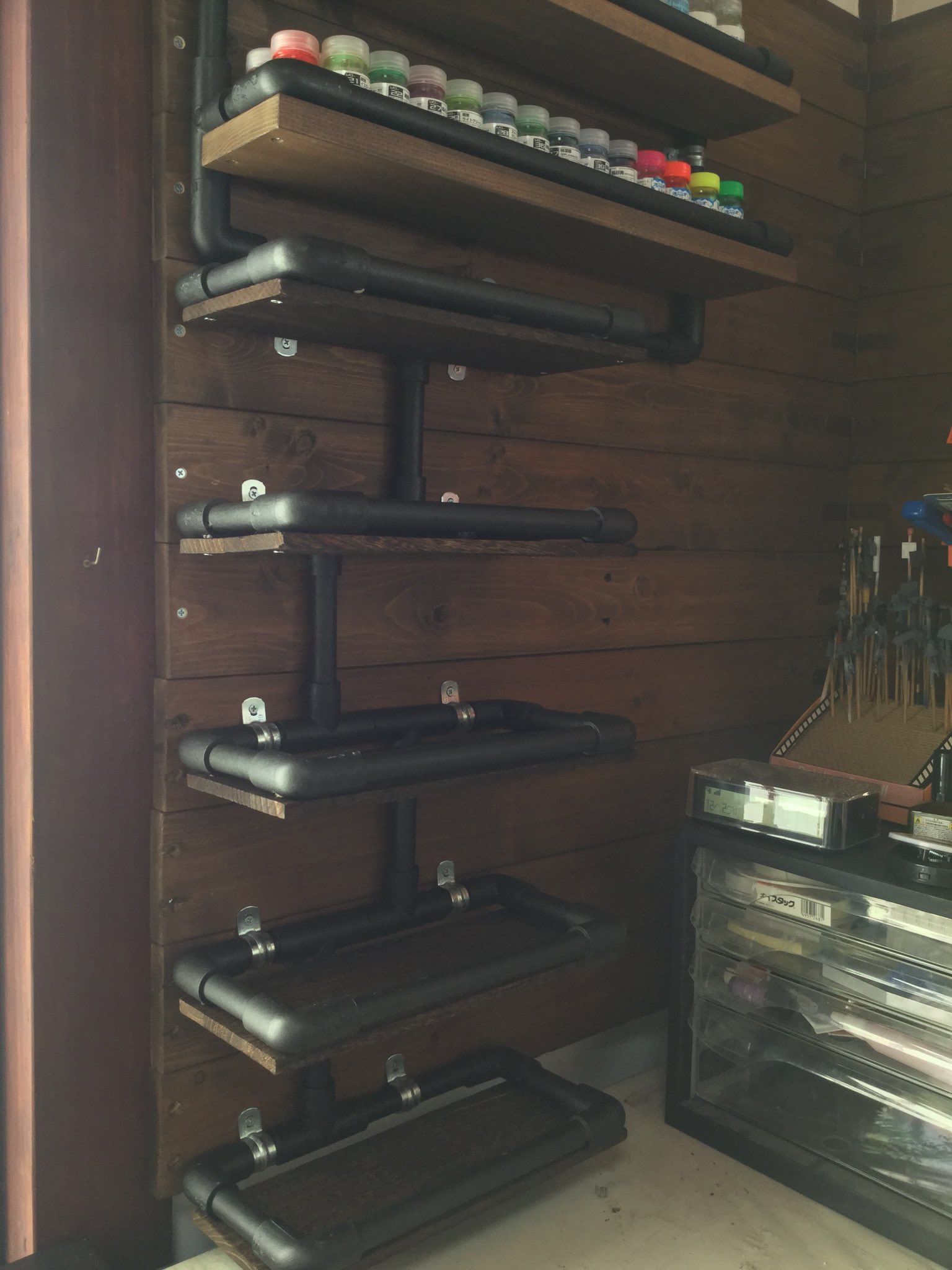 パノラマ Sur Twitter 塩ビパイプ棚 着色した木材を木ネジで止めた 塩ビの色はアイアンブラック 本当はアンティークブロンズとかにしたいんだけど 壁の色と似ちゃって目立たなすぎる T Co Bouosexyoc Twitter