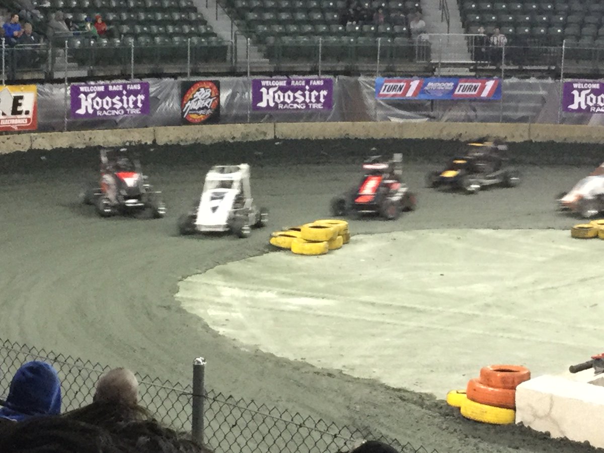 RacingAroundJer's tweet photo. The track surface at Trenton is holding up well, & no dust! #indoorracing #600Micro https://t.co/uOY9pYTzWA