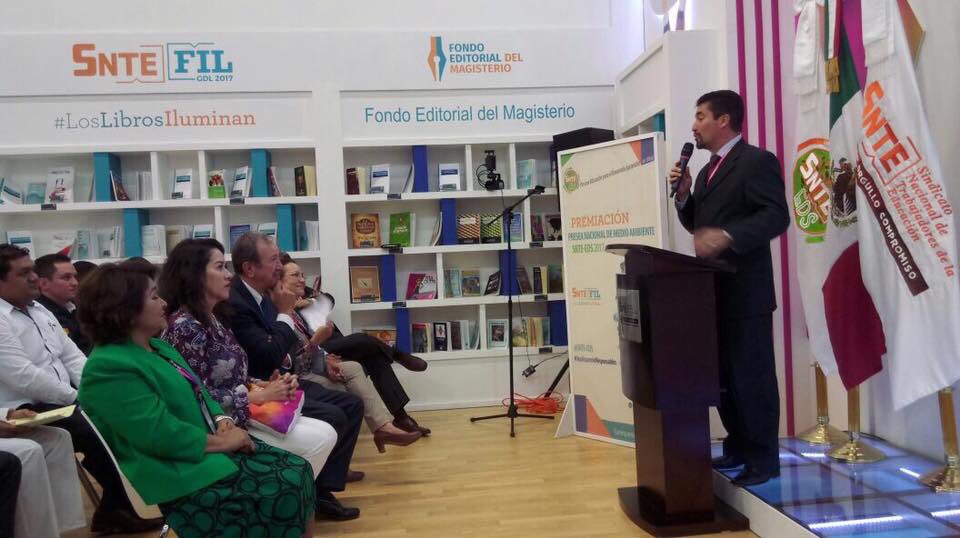 RomeroMenaFco's tweet photo. Hoy en representación de nuestro Gobernador de Jalisco, Mtro. @AristotelesSD en la premiación "Presea Nacional de Medio Ambiente"  Organizado por el @SNTE_EDS | @SnteNacional 

Bonito día para todos. https://t.co/pWkBlp5xQL