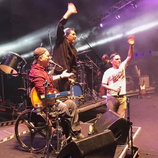os_paralamas's tweet photo. E a supresa foi em dobro! 👏🏻😀Arnaldo Antunes e Paulo Miklos no palco do Festival @CombinaMPB com os Paralamas! https://t.co/rR0vOc4TnT
