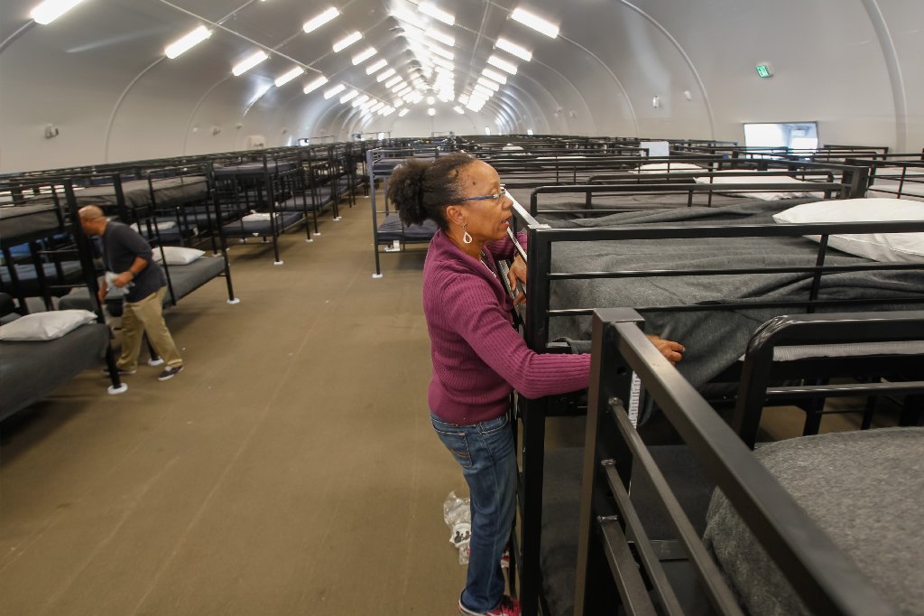 GaryWarthUT's tweet image. About two dozen women moved into the large tent structure to house homeless people downtown Friday. bit.ly/2BEgyWy