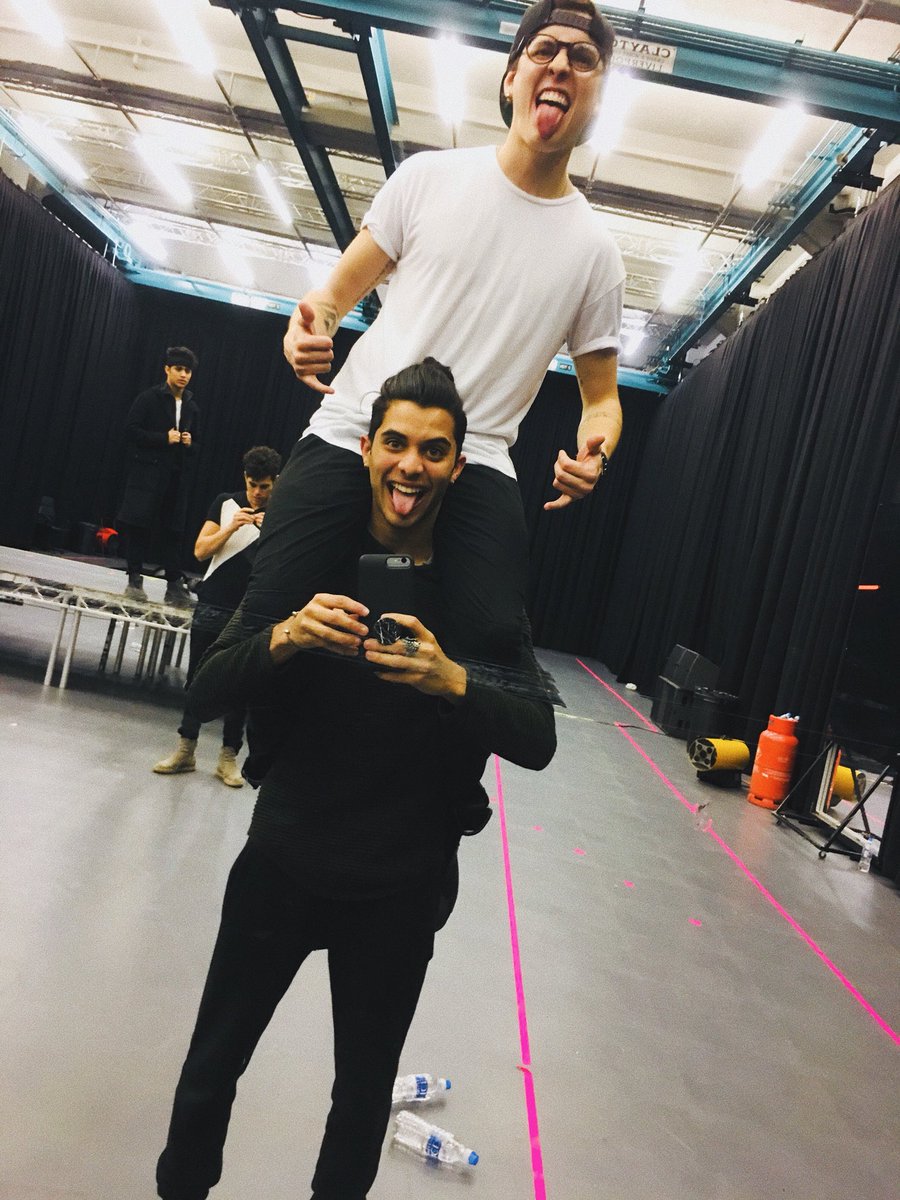 _CNCOwnerss's tweet photo. Novas fotos do meninos. Joel sempre um amorzinho né? | Nuevas fotos de los niños. Joel siempre un amorcito no?
@christophervele @ErickBrianColon @itsjoelpimentel @CNCOmusic @_CNCOwnerss #CNCOwners https://t.co/0ipJODfd4g