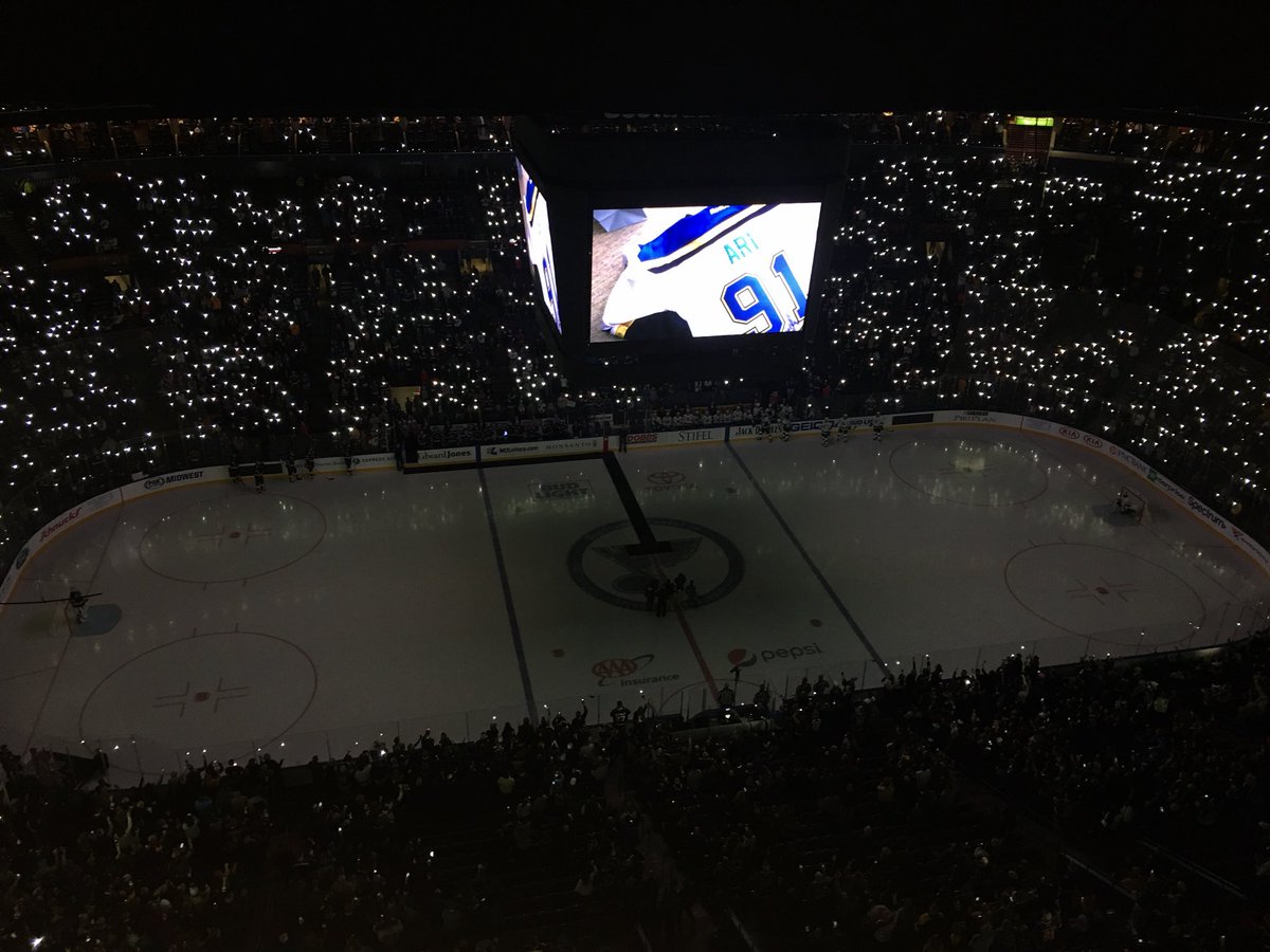 For anyone out there impacted by cancer, we shine these lights for you. #SpreadArisLight #HockeyFightsCancer https://t.co/0r5IgYwnvU
