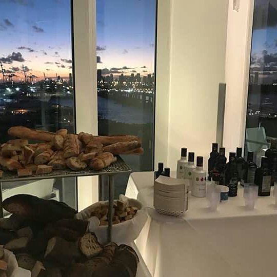 extra_camilla's tweet photo. #extrahealthyliving #instorepromotion2017 #dolceattheiconsouthbeach #lastdayofevents #tastingandtraingextravurgingokiveoil #enjoyitafromeurope https://t.co/YjtDqYx30w