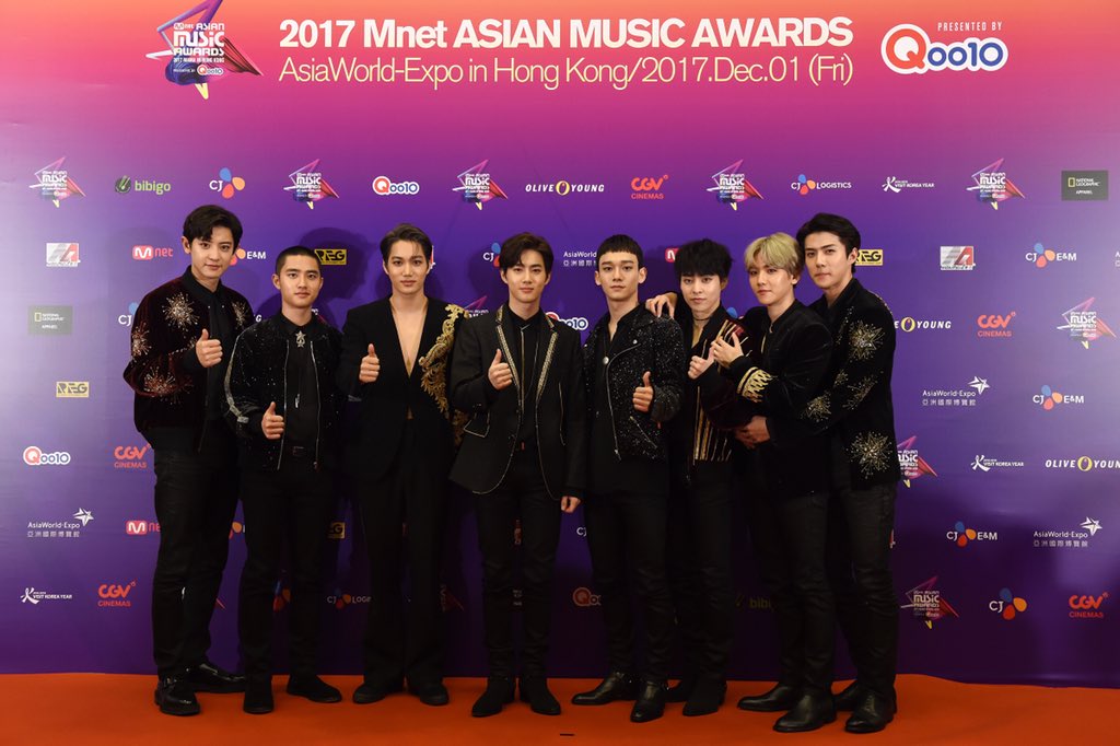 StarArena_'s tweet image. [Official photos] Congratulations to #EXO for winning &amp;lt;Qoo10 Album of the Year&amp;gt; at #MAMA2017 #MAMAinHK #엑소