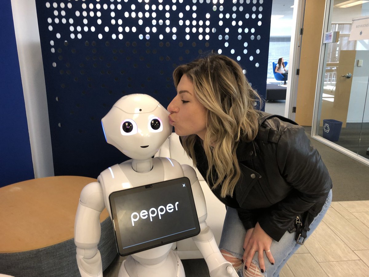 Lindseymjohn's tweet photo. Great time with my new friend #Pepper, thanks to @SoftBank https://t.co/uS6oV8JyKd