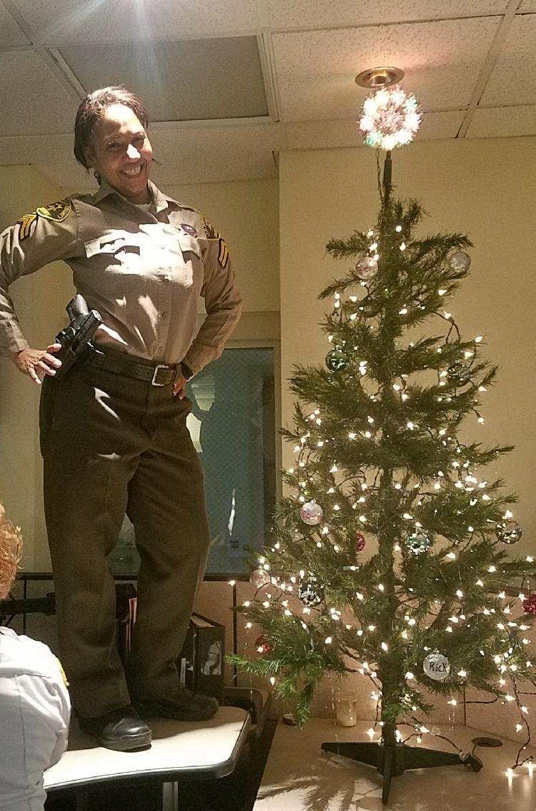 PalmdaleSheriff's tweet image. It’s beginning to look like the holidays at our station. Please remember to bring a toy for our annual toy drive. Donations can be left in our front lobby. 🎅🏻 #AV411 #LASD