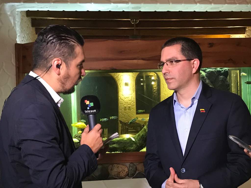 Cancilleria_ve's tweet photo. Canciller @jaarreaza: Hoy firmamos el Protocolo del Acuerdo Marco, después de un gran trabajo de ambas Cancillerías y de los Ministerios de Comercio de ambos países, este instrumento va a potenciar y multiplicar la relación comercial justa entre  Venezuela 🇻🇪 y Ecuador 🇪🇨 https://t.co/IpBQEN9Hx4