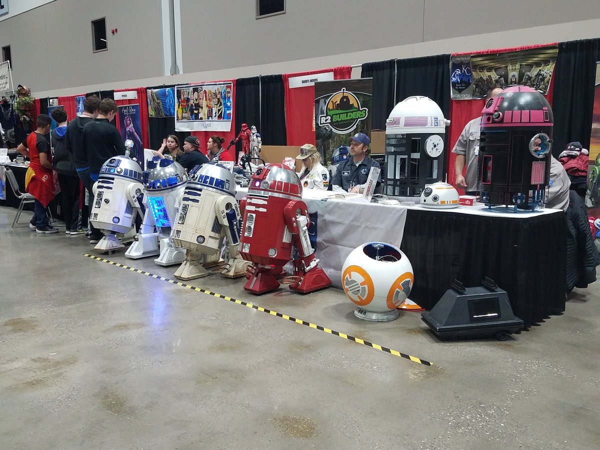 ParallexWorld's tweet photo. Comic-Con is where I held a light saber! And I saw R2-D2's and BB-8! The best place to be with friends. #CIP #ISDstrong https://t.co/lNpRIt8hl2