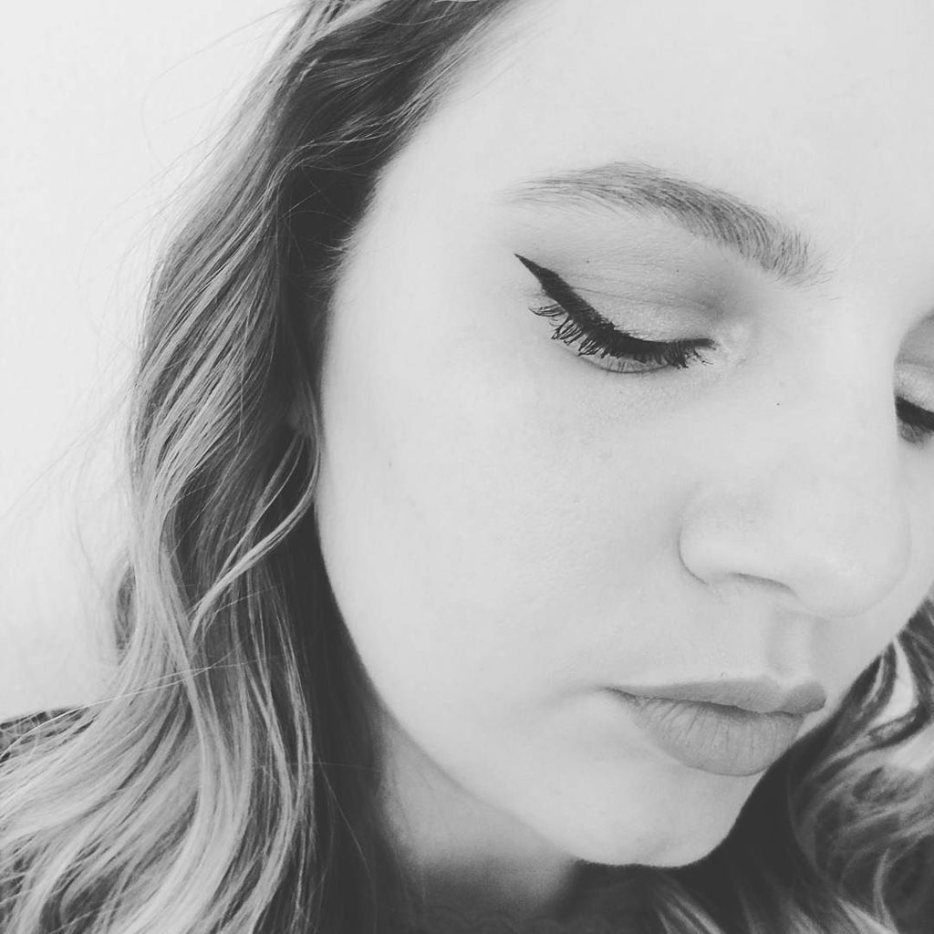 AmberButBetter's tweet photo. Rocked the wing Liner on Weds for the 1st time in  long time and loved it! Just decided to participate in #instamas 🎄this year - meaning I'll be on Instagram Stories every day till Xmas so check it out! Let's have some fun 🎁🎄 https://t.co/G1qPEkhyq7 https://t.co/NhZZdqLDDs