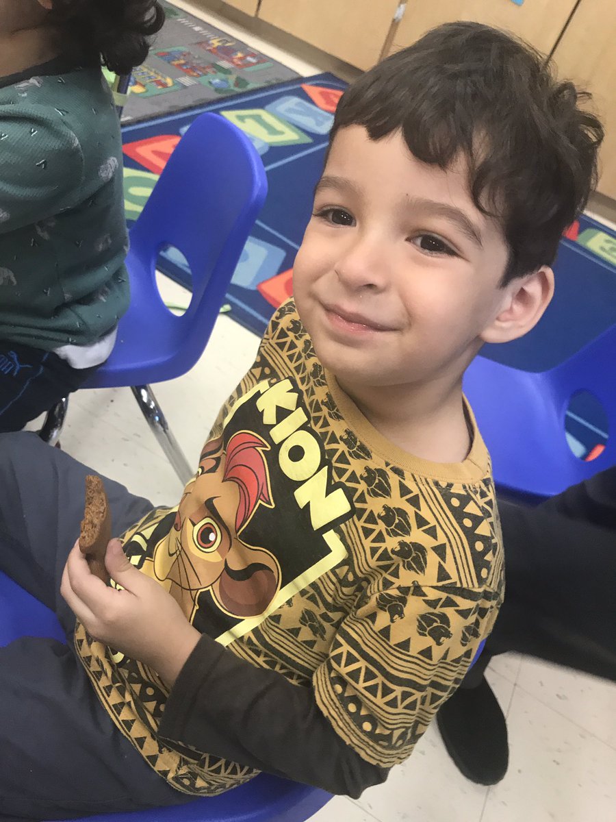 After reading "The Gingerbread Man", we made and ate our very own gingerbread men. @VDVprincipal <a href="/TanyaEMcDonald/">Dr. Tanya McDonald</a> #allin4theville