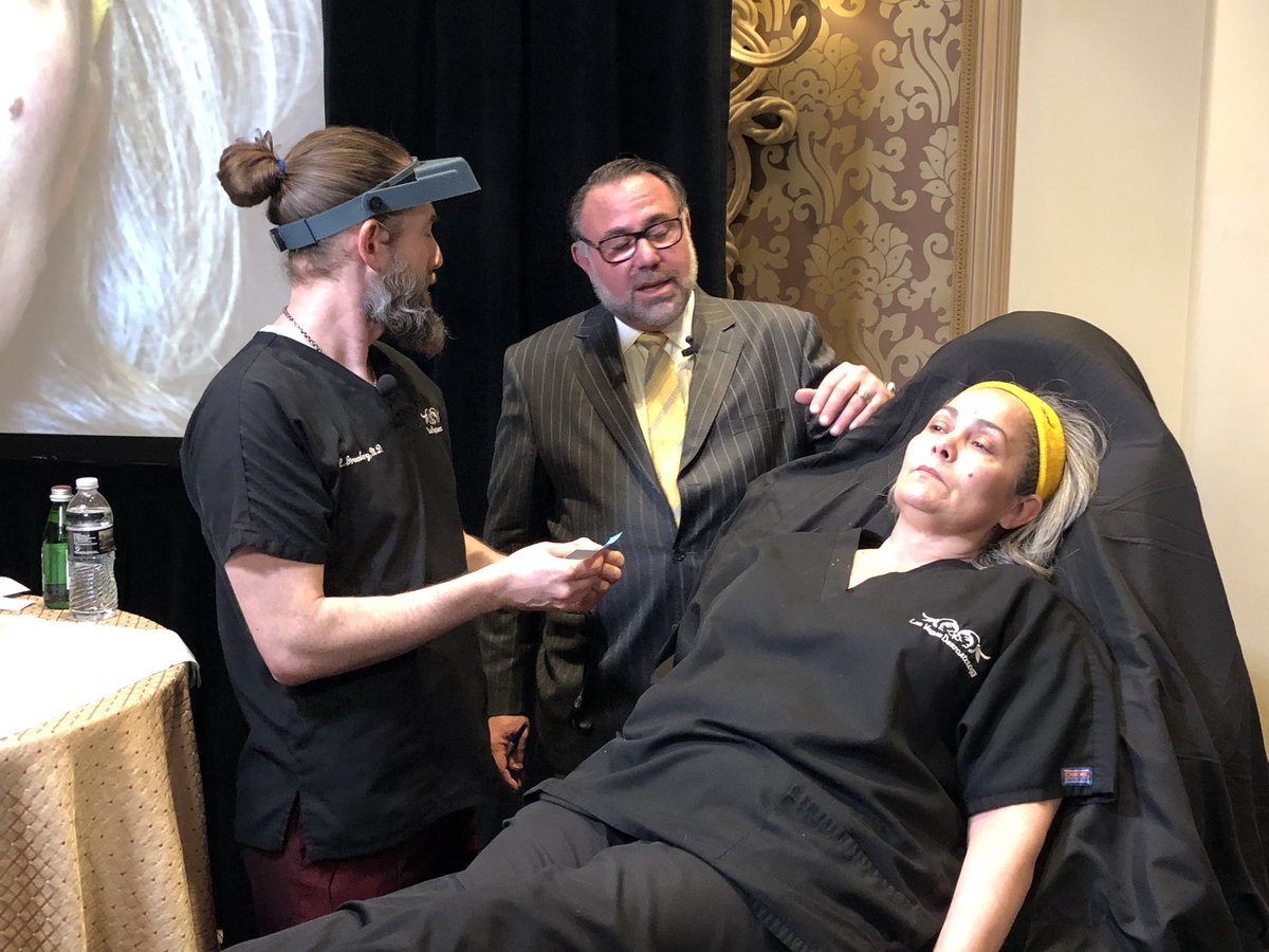 lvderm's tweet photo. Lifting faces @lvderm for #CSF2017 with Michael H. Gold (@goldskin8) 💉👨🏻⚕️😃 #LVDerm #LasVegasDermatology #SilhouetteInstaLift https://t.co/LFofH1LEbV