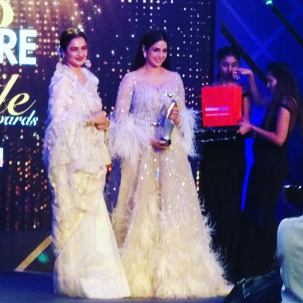 Big congratulations.... 👍
@SrideviBKapoor  wins Timeless glamour and style icon  at  @filmfare 's
#GlamourAndStyle Awards 👍
#Sridevi n #Rekha real style icon.