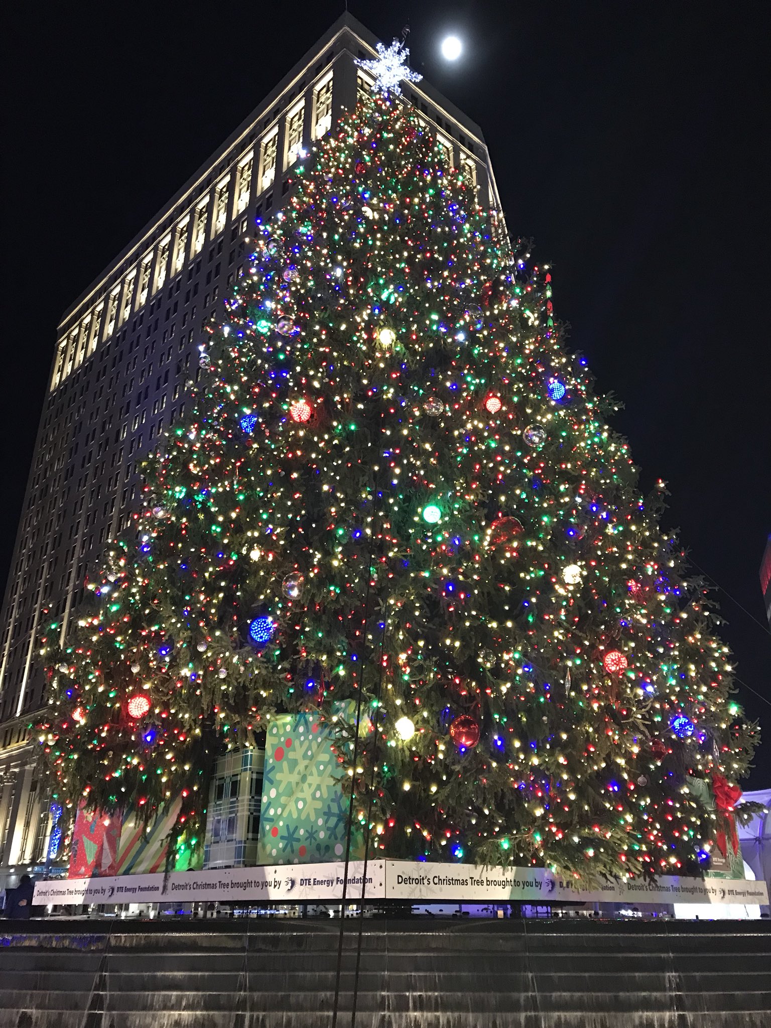 Niraj Warikoo on Twitter "Christmas tree in downtown Detroit…