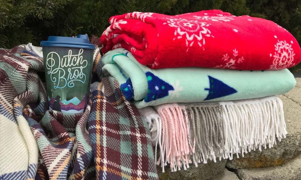 PacificPower_OR's tweet photo. @SlayFalls is helping to keep Klamath cozy this winter! A big thank you to Dutch Bros for their help collecting blankets for neighbors in need. #DutchBros #Oregon #Kfalls #KlamathFalls #Coffee https://t.co/d8mdHoVL7K