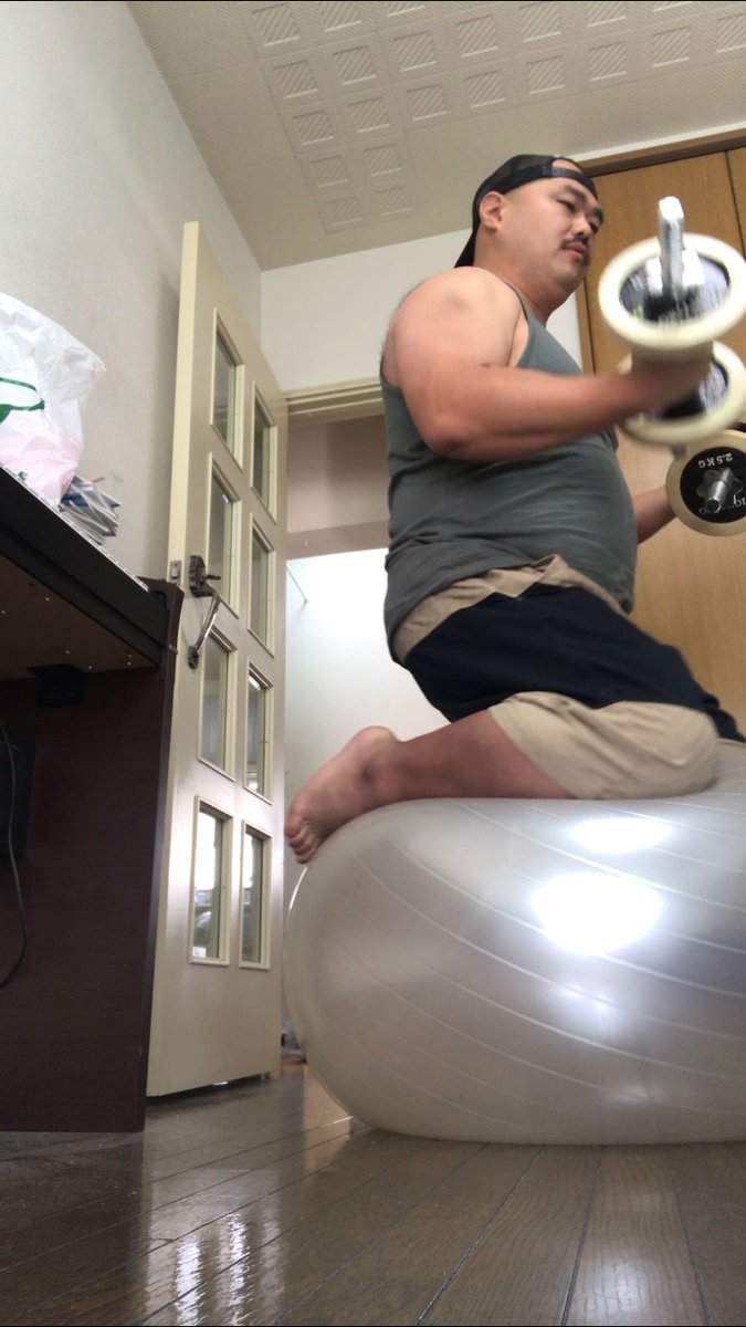 安田大サーカス クロちゃん No Twitter 仕事前の家トレ 終了 体幹と筋トレを両方できるので バランスボールは効果的