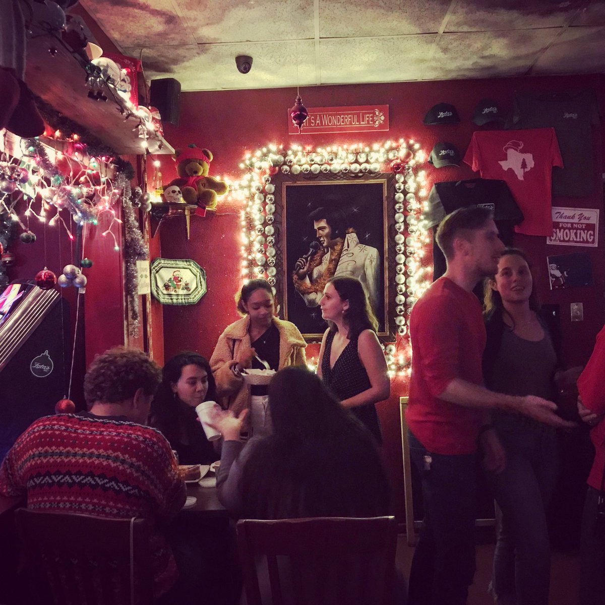 AdGradCouncil's tweet image. We’ve passed the torch to the new 2018 AGC Board and look forward to all the cool things to come this year! ✨🎄