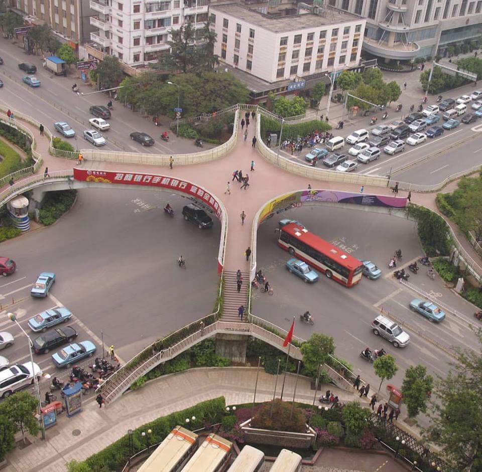 #SmartCity #Pune needs smart sky walks like this one.. we have plenty of opportunity to implement this type e.g. Simla office chauk, University Road, Nal Stop, Swargate, Station
<a href="/metrorailpune/">Pune Metro Rail</a> <a href="/SmartPune/">Smart Pune</a>