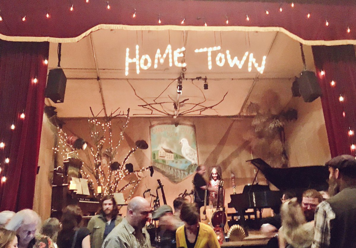 MsClements_'s tweet photo. Scott Young loves the Young’s. Thank you @Neilyoung for such a memorable night &amp; for your generosity. Welcome Home.  #TLDSBlearns #Omemee #NeilYoung #WelcomeHomeNeil @syps_powpack https://t.co/hLdBpQQMHd
