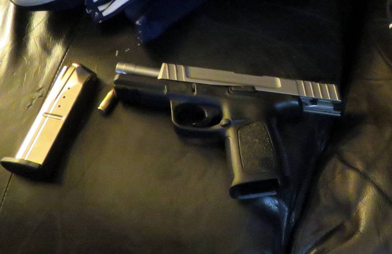 Three arrested, gun found in Victoria Avenue drug raid bit.ly/2kfUjSy #drugraid #drugbust #CornwallON https://t.co/3AYkkuXSGW