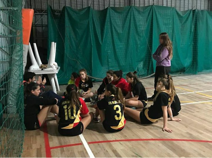 HumboldtHandba1's tweet photo. Sábado 2/11. Las menores de humboldt jugarán por el 3er y 4to puesto contra @DefensaTandilBM y las jueveniles jugarán contra @PSHandball https://t.co/C1h6e2GQKW
