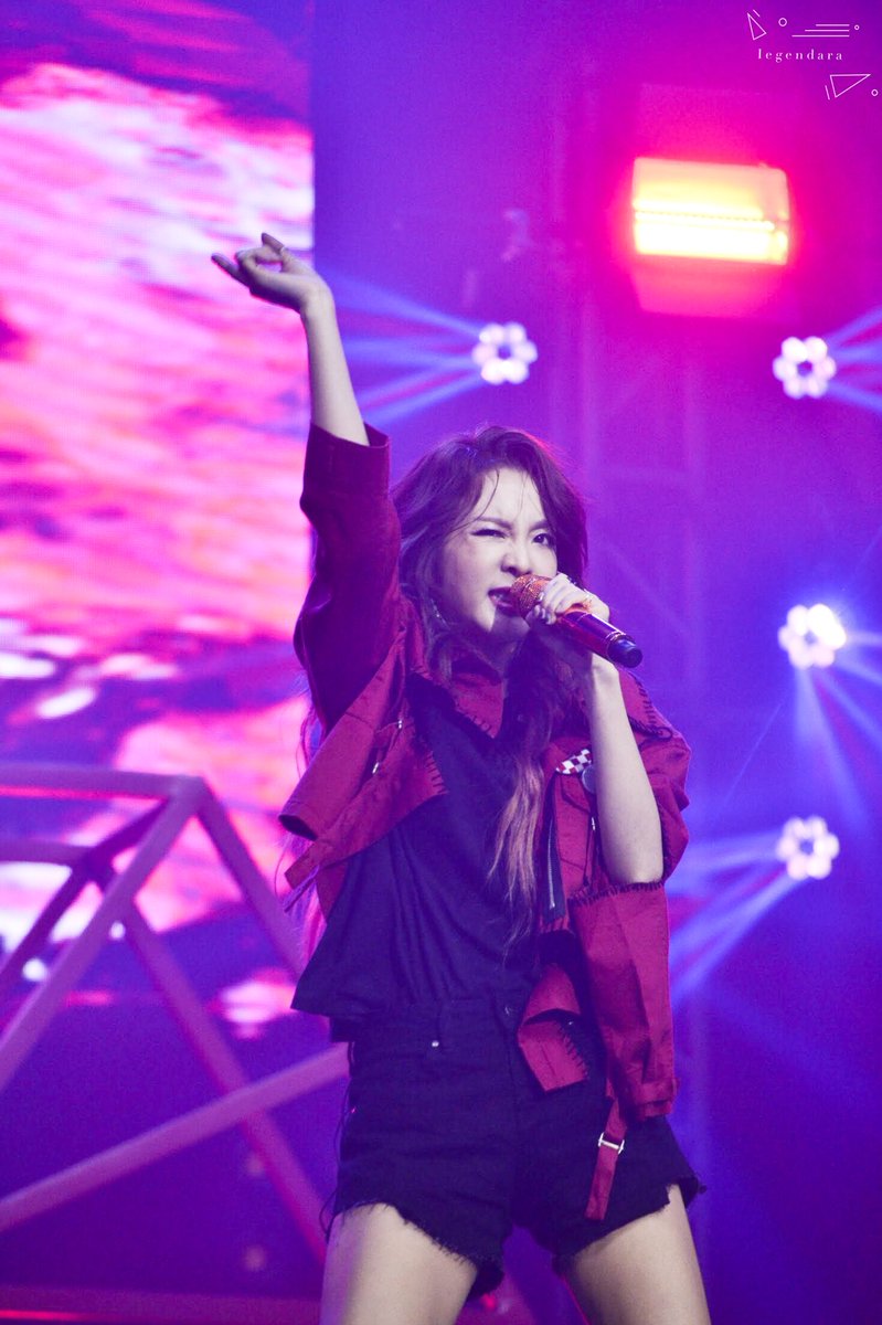Iegendara's tweet photo. sandara park on fiiiire 🔥🔥 #PenshoppePresentsDARA https://t.co/EuXoeaCkwi