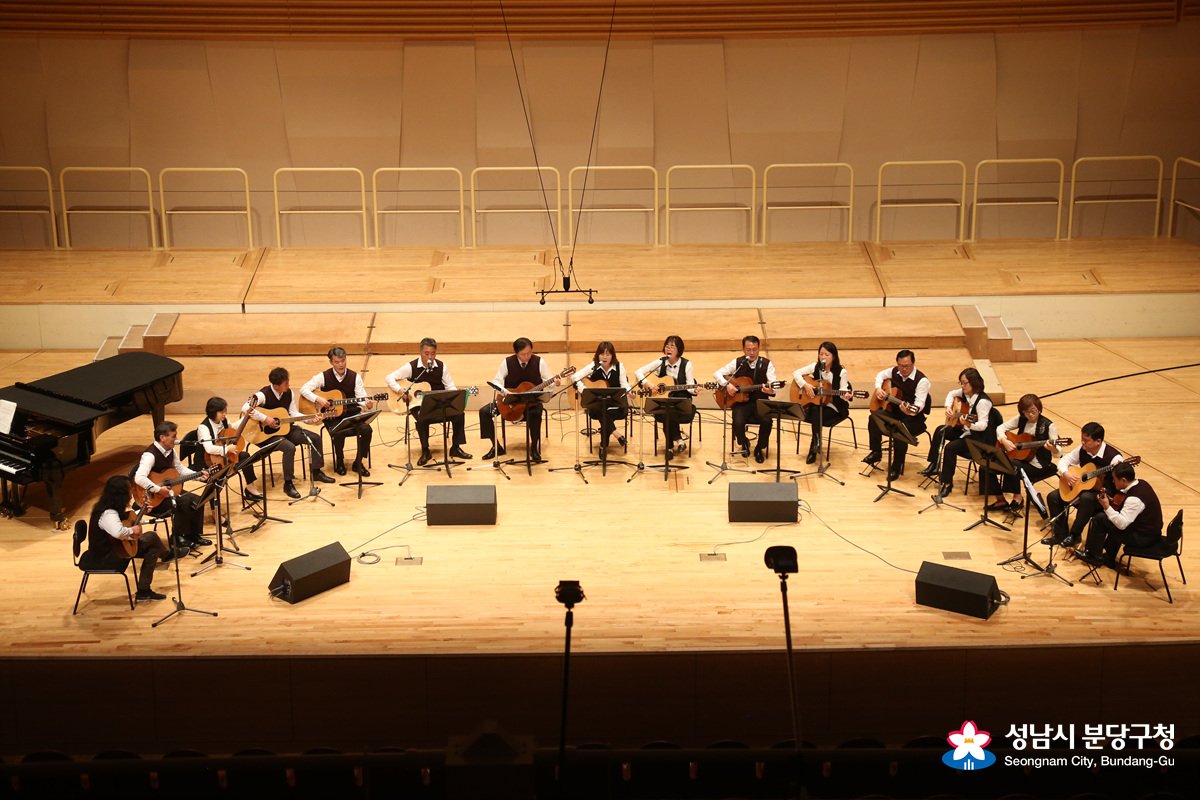 2017.11.30 분당구청장(박상복)은 성남아트센터 콘서트홀에서 제21회 분당구 여성합창단 정기연주회에 F.G Moderato 단원으로 참석하여 기타 연주를했습니다. #성남시 #분당구 #박상복 #여성합창단