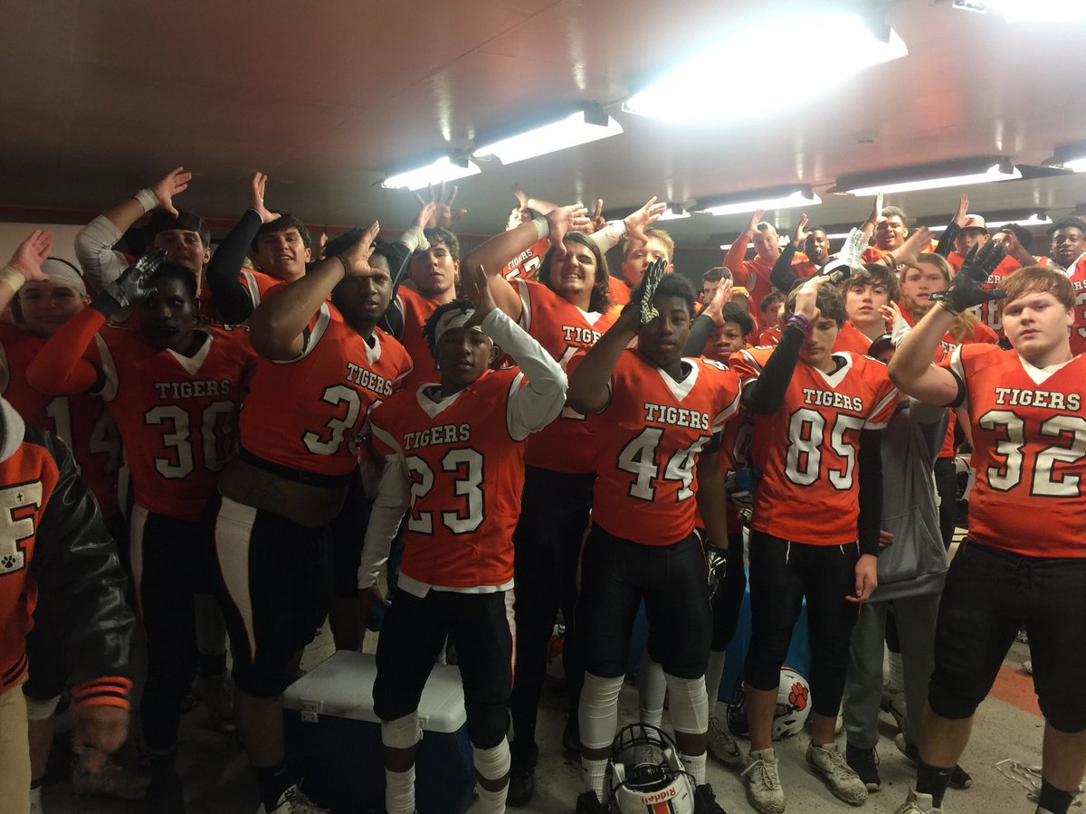 CoachCrick's tweet photo. Ttown bound at sundown!!! Two claps and a Rick flair wooooooo https://t.co/kzUyCt1Zz9
