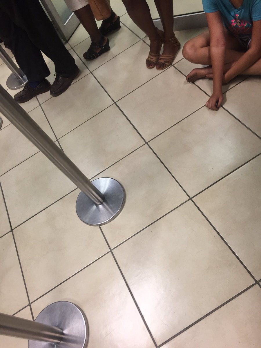 tmmevents's tweet photo. @FNBSA phalaborwa,you cannot have one teller,month end,been waiting for an hour and theres only 5 people in front of me,the services is no good at all,theres 3 empty tellers https://t.co/DthXz4rGr0