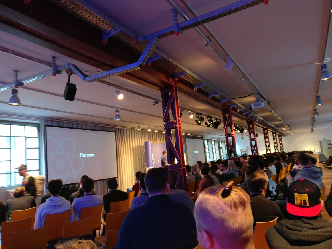 unrealchrisp's tweet photo. So we're gettin' started with @reactdayberlin ! Mike Grabowski is first, presenting Snack! Awesome! #phmu https://t.co/2K7Q7hsDrO