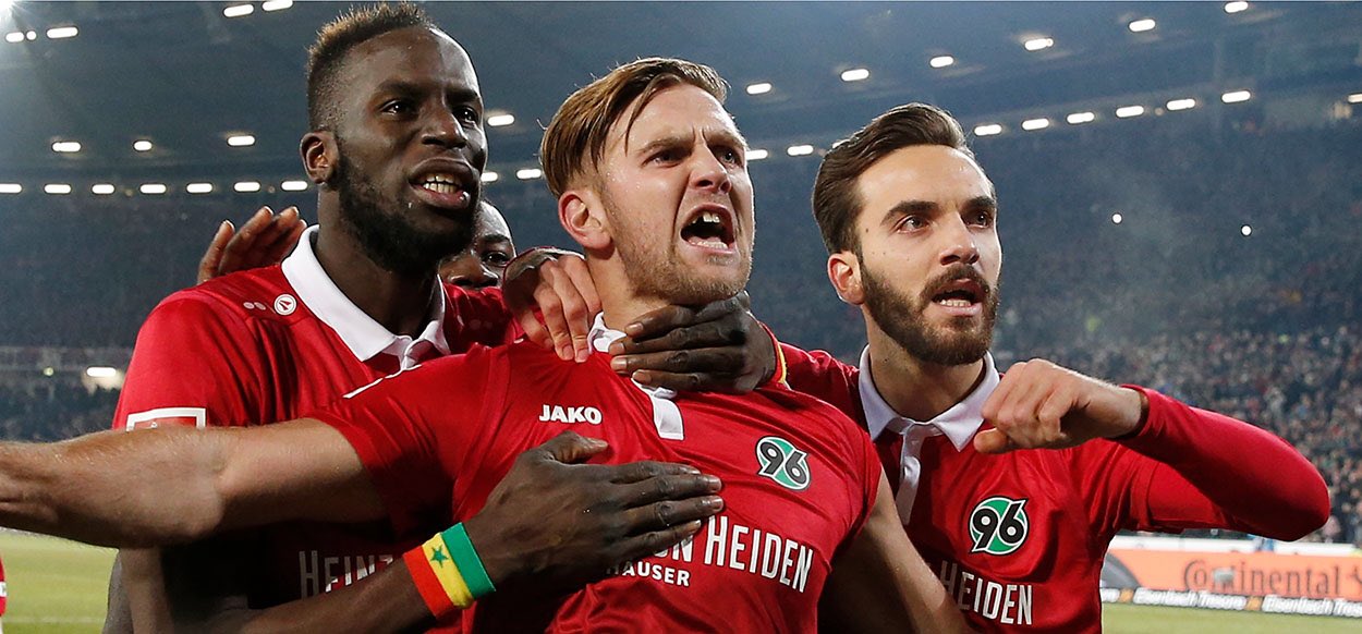 Hannover 96 on Twitter: "#MATCHDAY! 💪🏻 #H96 #FCBH96 #NiemalsAllein ⚫️⚪️💚…