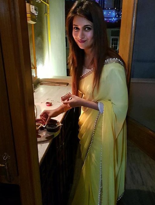 indiaontrends's tweet photo. Television' favourite bahu @Divyanka_T is also a fabulous homemaker in real life ❤
RT 🔁 For Queen  Divyanka Tripathi
#DivyankaTripathi https://t.co/dTGdhfKl6z