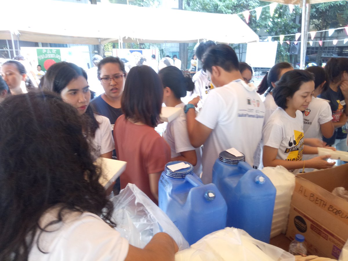 ustguts's tweet photo. Distribution of free lunch is ongoing!!! #SPARKS2017 #EESxGuTS #iGuTSparkswithEES https://t.co/bvlIbKSxLl