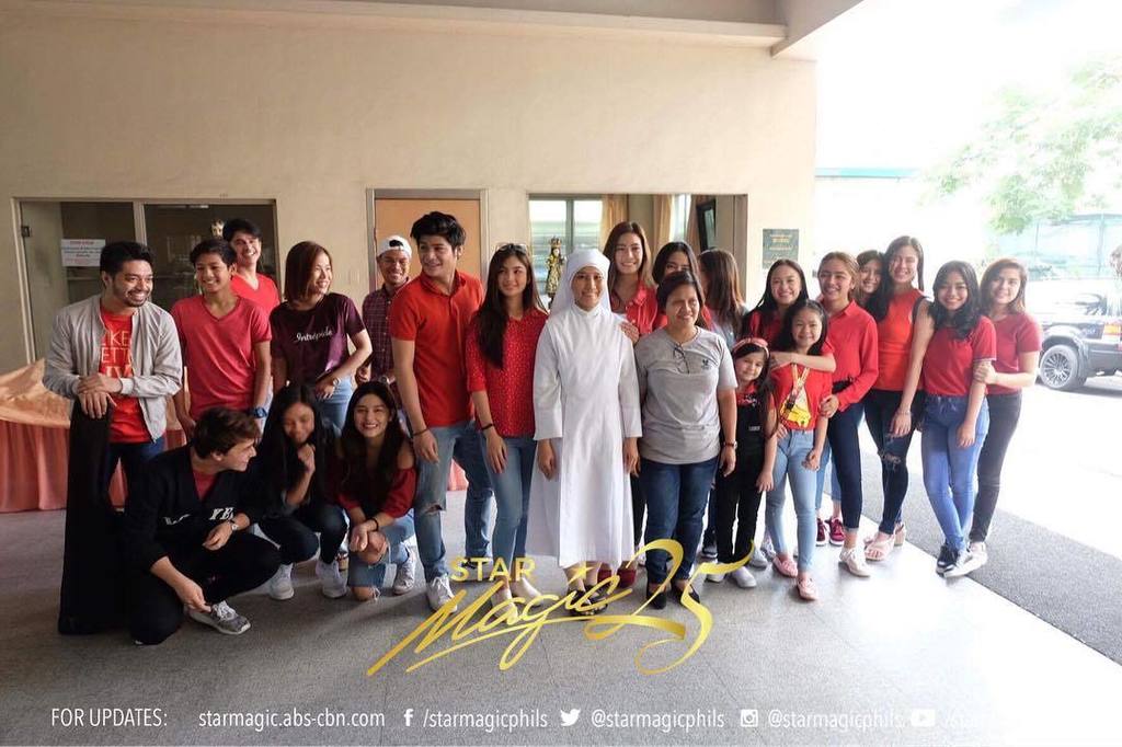 starmagicphils's tweet image. Star Magic artists at the San Lorenzo Ruiz Home for the Elderly by the Little Sisters of the Poor #StarMagicGivesBack #StarMagic25