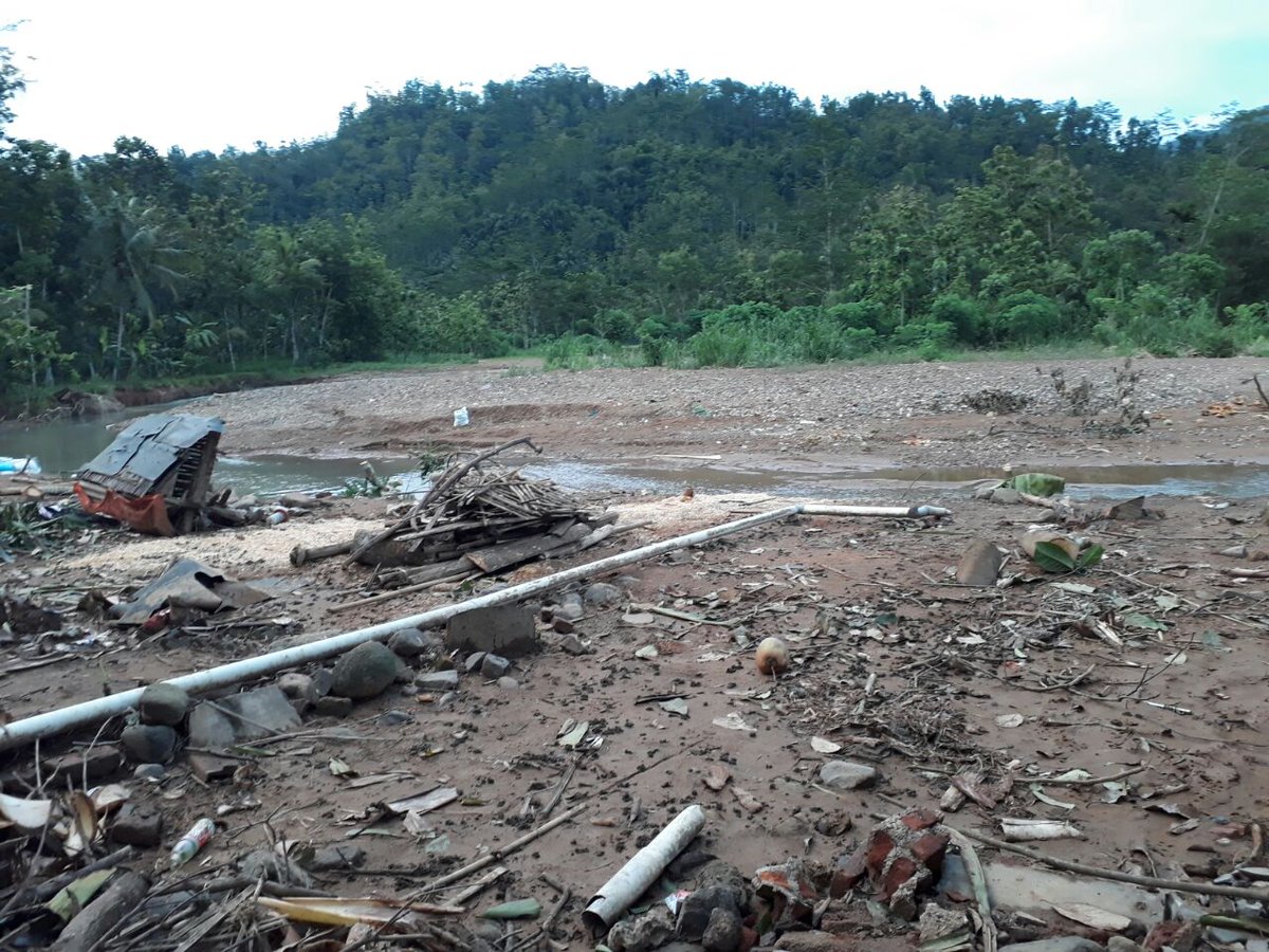 lofidovey's tweet photo. Semoga yang disana selalu di beri keselamatan dan kesabaran. 
#Pacitan #bodag https://t.co/WcMLF7qBn6