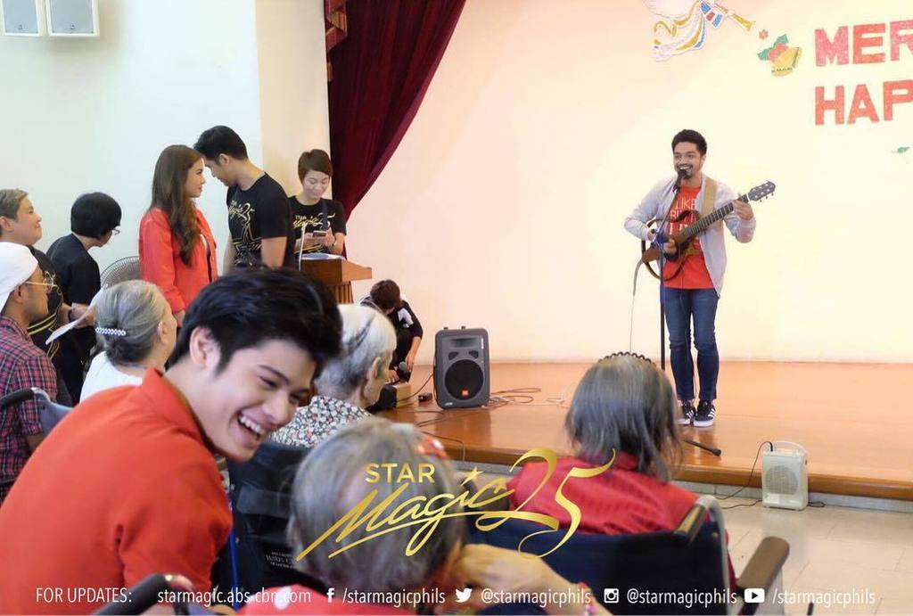 starmagicphils's tweet image. Nyoy Volante and Christian Morones at the San Lorenzo Ruiz Home for the Elderly by the Little Sisters of the Poor #StarMagicGivesBack #StarMagic25