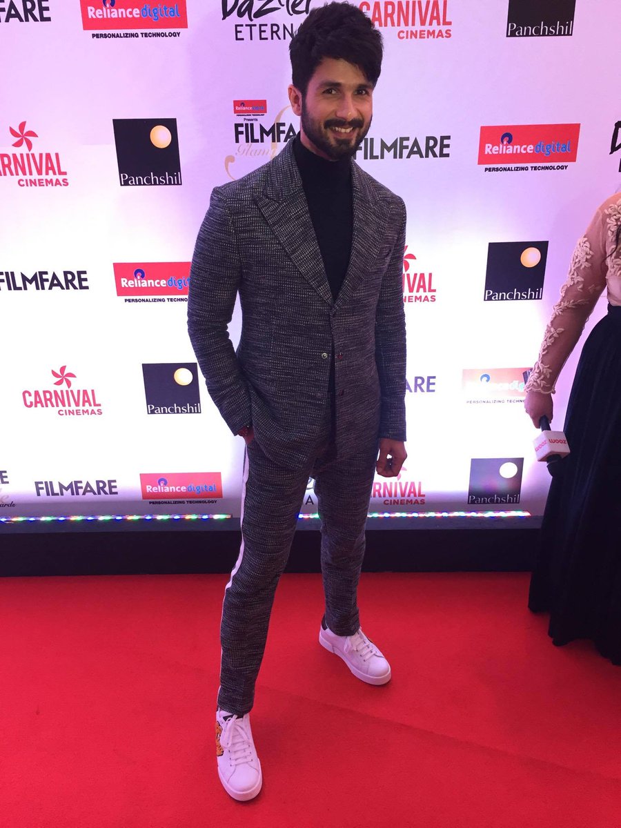 yupptv's tweet photo. #GlamourAndStyleAwards #Boyz always have fun! The dapper brigade @shahidkapoor @Varun_dvn @prateikbabbar #AboutLastNight https://t.co/KsikczETfT