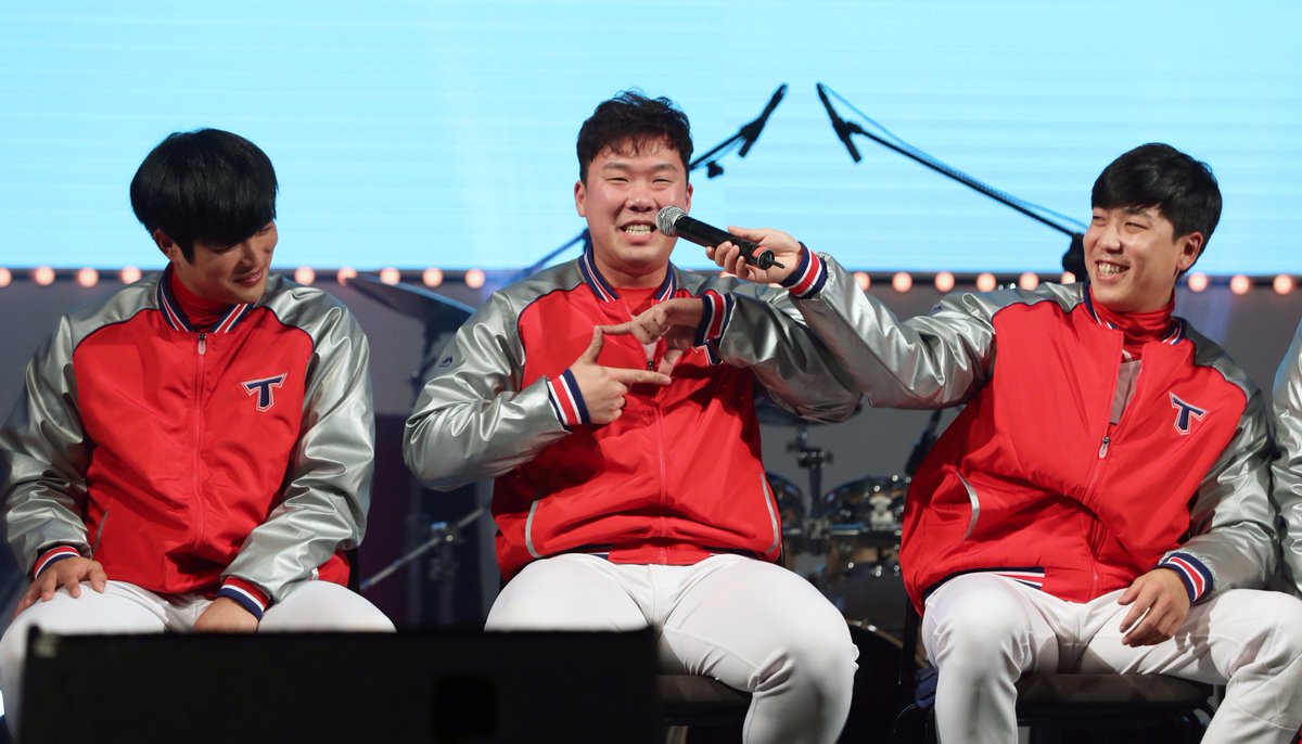 #KIATIGERS #V11_FAN_Fest
내 맘쏘게 됴댱-♥
#뀨 #됴댱왕 #안치홍
#당신은 #치홍치홍_빔에_맞았습니다