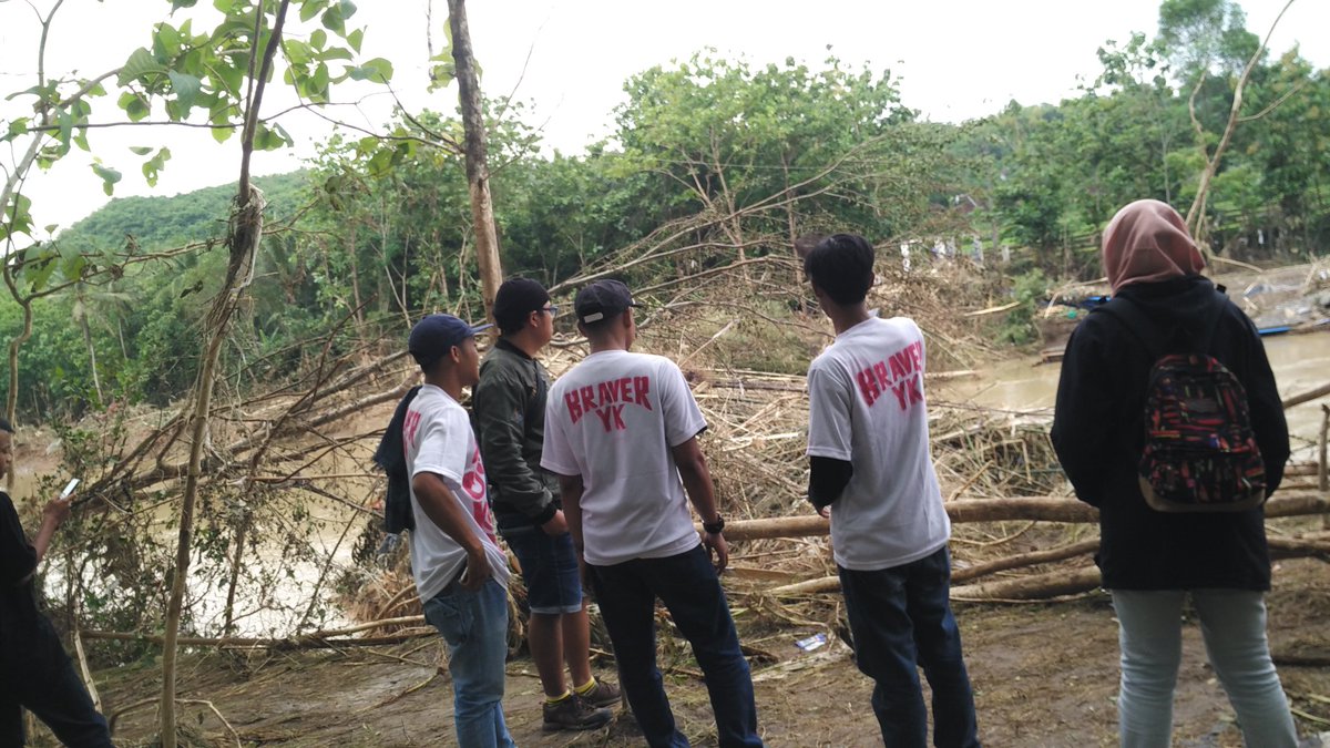 Selamat siang, Jadi diseberang sanalah tujuannya . Terisolasi karena jembatan satu2nya akses penghubung terputus . Semoga bantuan dari teman2 braver dan donatur bisa sampai kesana ...