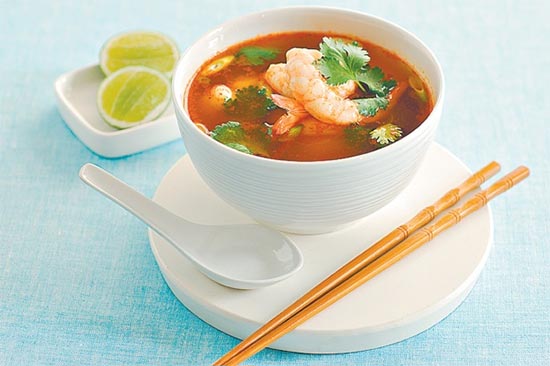 японский острый суп из морепродуктов название. Tom yum soup. рыба. тайский кисло острый суп с креветками. Tom yum суп.