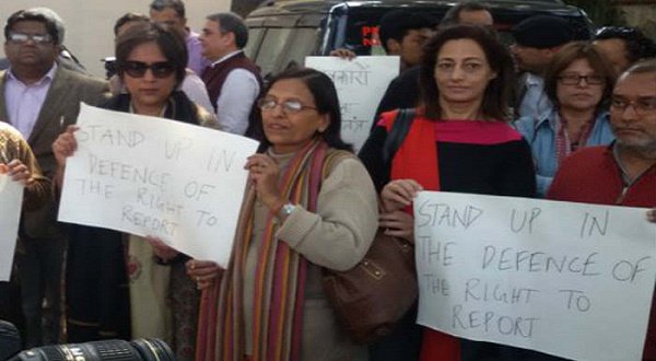Atheist_Krishna's tweet photo. Journalists protesting against Obama for not letting Nidhi ask questions.

#RisingIntolerance
#FreedomOfSpeechCurbed
#MeToo
#AwardWapsi https://t.co/Ur79j5Sot1