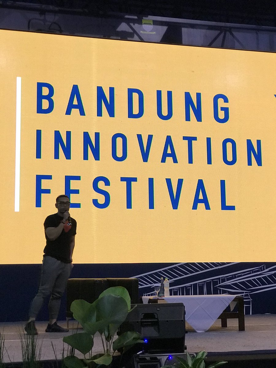 JeniusConnect's tweet photo. Di Sabuga Bandung, @febrirusli bercerita tentang inovasi-inovasi yang akhirnya melahirkan Jenius untuk mempermudah kehidupan perbankan digital savvy. #HiJeniusBDG https://t.co/1he9LZIrTU