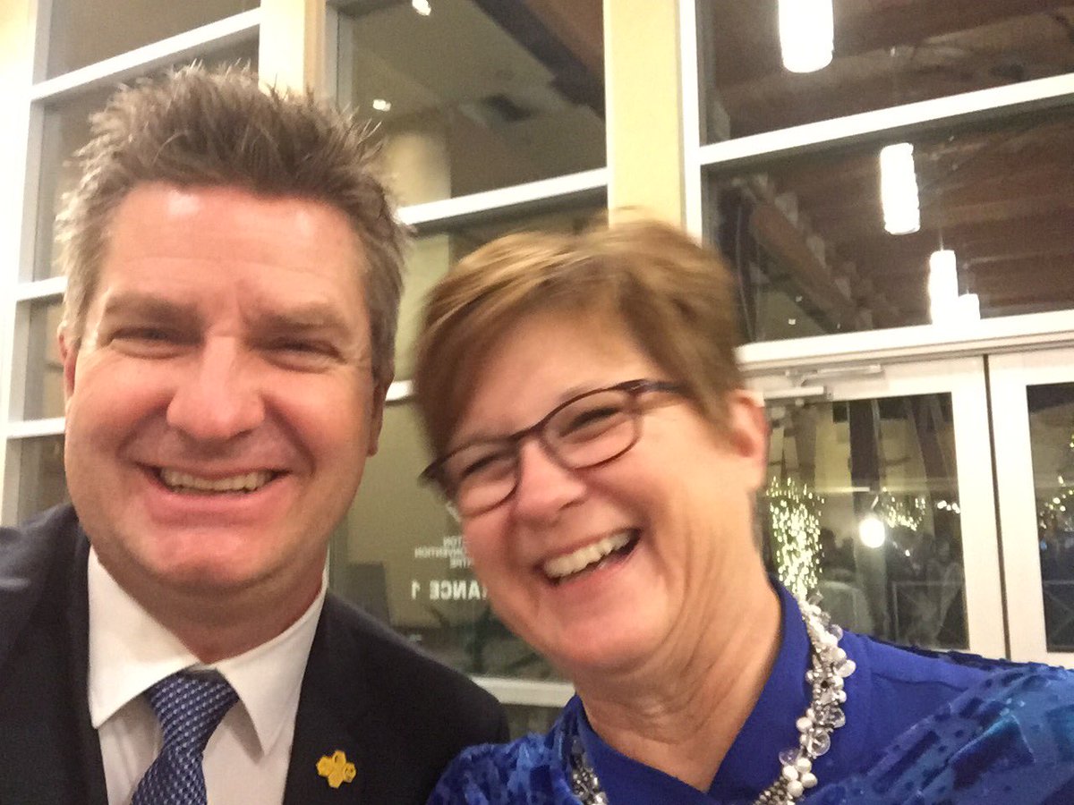 CanadaOYF's tweet photo. Great night of reuniting with Ag friends from across Canada #friendsforlife #oyf17 #CdnOYF https://t.co/0b1Yl4qMD8