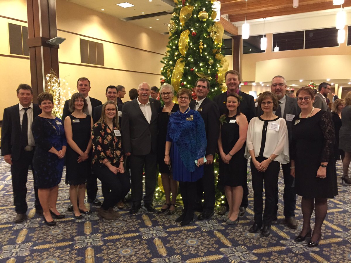 CanadaOYF's tweet photo. Great night of reuniting with Ag friends from across Canada #friendsforlife #oyf17 #CdnOYF https://t.co/0b1Yl4qMD8